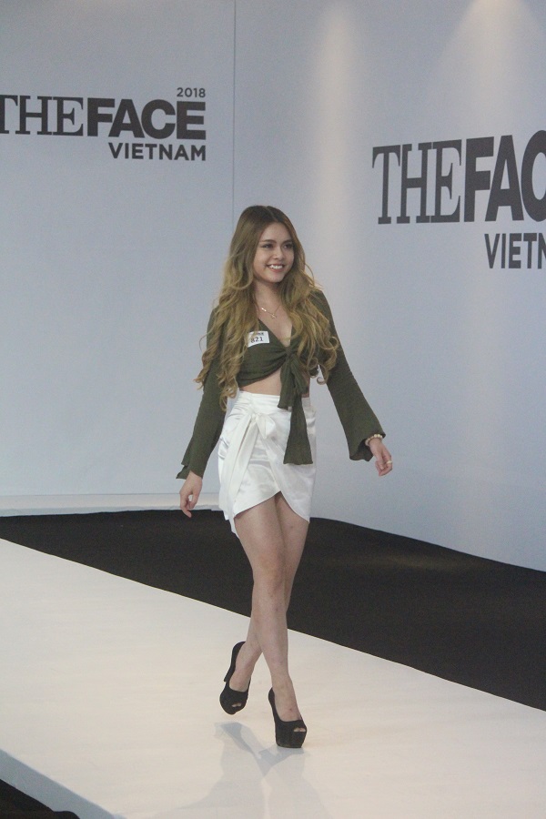 Thánh xéo xắt Nam Trung khiến thí sinh căng thẳng trong buổi casting The Face Thánh xéo xắt Nam Trung khiến thí sinh căng thẳng trong buổi casting The Face